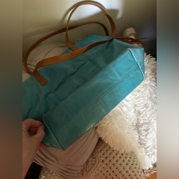 HOBO Blue and Tan Shoulder Bag with Glossy Finish - Picture 3 of 3